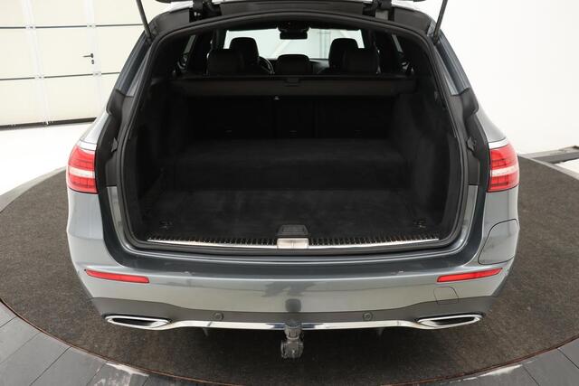 Mercedes-Benz E-KLASSE 300e AMG | Trekhaak | Stoelverwarming | Camera | Sfeerverlichting | Leder/Alcantara | Widescreen | Full LED | Navigatie