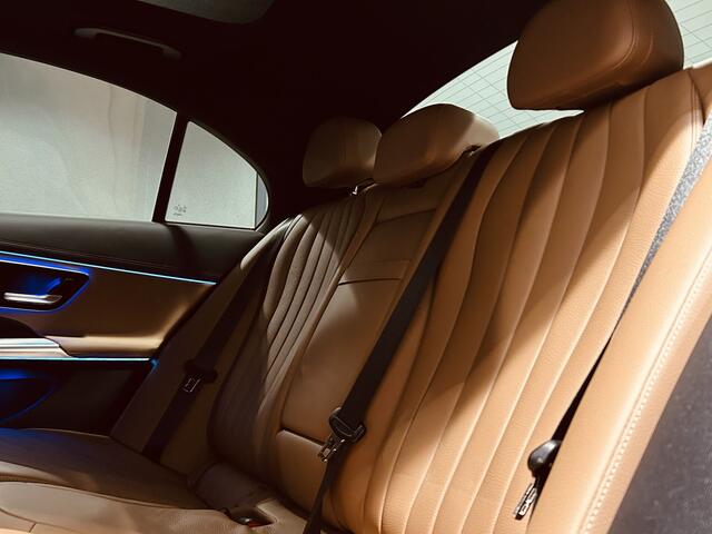 Mercedes-Benz E-KLASSE 300e AMG // Burmester 4D // Panoramadak // Headup // Distronic // Leder // Memory // 360 Camera // Stoelventilatie // Keyless