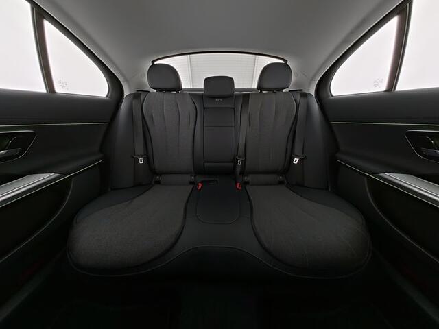 Mercedes-Benz E-KLASSE 300 e Plug-In Hybride | Rijassistentiepakket plus | Distronic | Stuur en Stoelverwarming | Apple CarPlay | Achteruitrijcamera | Inclusief 24 maanden MB Certified garantie voor Europa.
