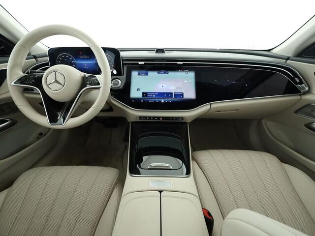 Mercedes-Benz E-KLASSE 300 e Exclusive Plug-In Hybride Premium | Panorama Schuifkanteldak | MBUX Superscreen | 20 Inch AMG Velgen | Digital light. Inclusief 24 maanden MB Certified garantie voor Europa.