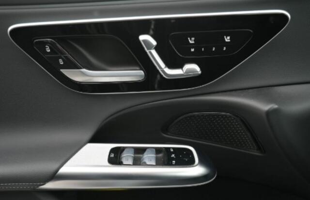 Mercedes-Benz E-KLASSE 300 e Plug-In Hybride 360° camera | Alarm | Actieve afstandsassistent DISTRONIC | Stoelventilatie/-verwarming vooraan. Inclusief 24 maanden MB Certified garantie voor Europa.