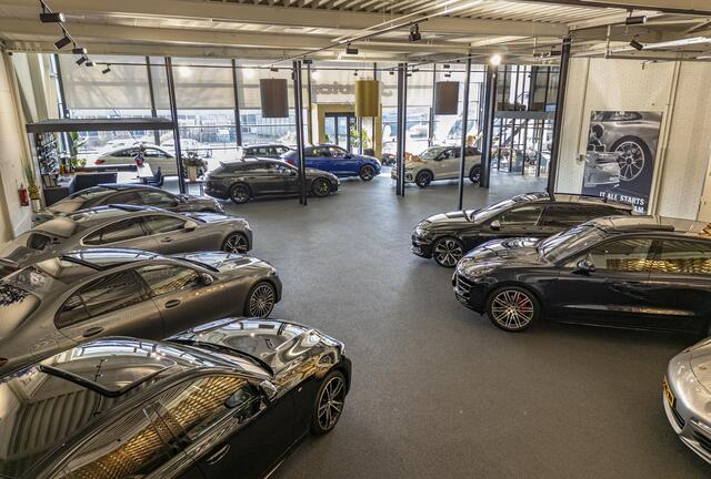 Mercedes-Benz E-KLASSE E300e AMG 313pk Sport Panoramadak Hyperscreen Burmester Trekhaak Night pakket NLauto NIEUW NIEUW NIEUW!!!