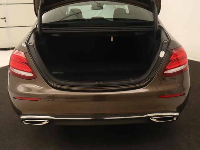 Mercedes-Benz E-KLASSE 350e Avantgarde | Leder | Luchtvering | Trekhaak | Stoelverwarming | Carplay | Camera | Sfeerverlichting | Navigatie | Full LED | Park Assist | PHEV | Plug In