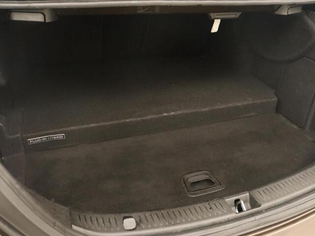 Mercedes-Benz E-KLASSE 350e Avantgarde | Leder | Luchtvering | Trekhaak | Stoelverwarming | Carplay | Camera | Sfeerverlichting | Navigatie | Full LED | Park Assist | PHEV | Plug In