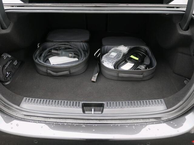 Mercedes-Benz E-KLASSE 300 e AMG Plug-In Hybride AMG Line | Panorama Schuif-Kanteldak | 360° camera | Distronic | Memory Pakket Voorstoelen. Inclusief 24 maanden MB Certified garantie voor Europa.