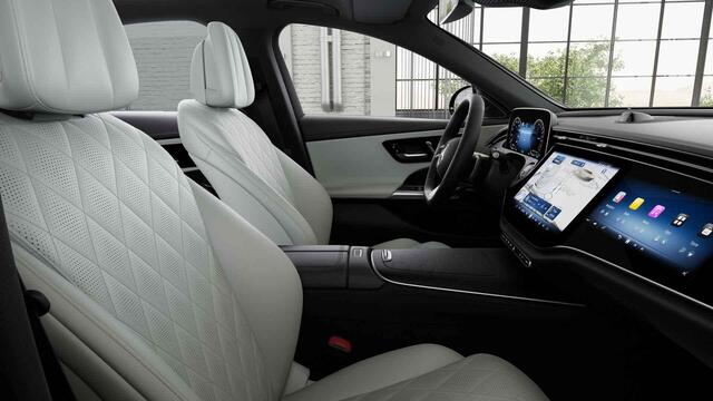 Mercedes-Benz E-KLASSE 400 e 4MATIC AMG Line | Panoramadak | Achterasbesturing | Luchtvering | Hyperscreen | Parkeerpakket | Verlichte Grille | Rijassistentiepakket |