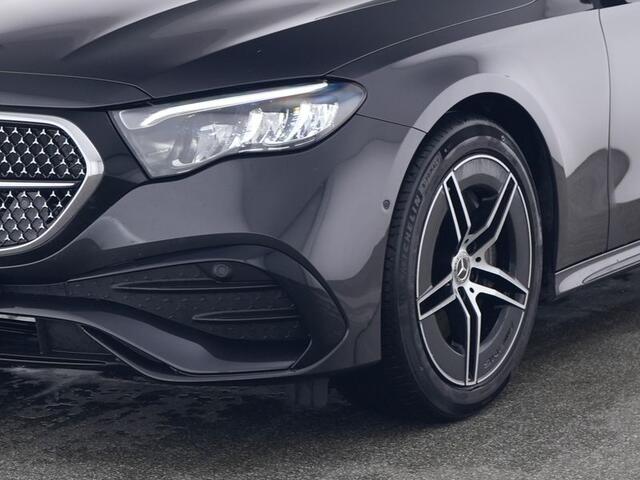Mercedes-Benz E-estate 300 e AMG Plug-In Hybride | Trekhaak | MBUX Superscreen | AMG Styling | Night Pakket | Keyless-Go | Distronic | Selfie Camera | Inclusief 24 maanden MB Certified garantie voor Europa.