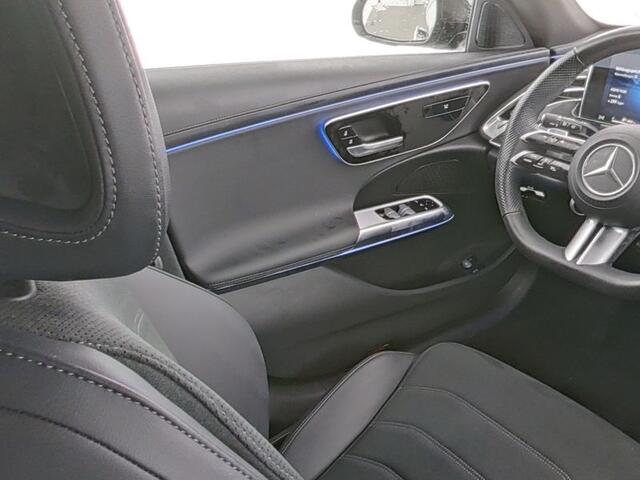 Mercedes-Benz E-estate 300 e AMG Plug-In Hybride | Trekhaak | MBUX Superscreen | AMG Styling | Night Pakket | Keyless-Go | Distronic | Selfie Camera | Inclusief 24 maanden MB Certified garantie voor Europa.