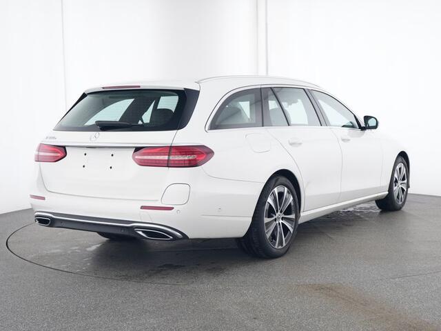 Mercedes-Benz E-estate 300 e Plug-In Hybride | Panorama Schuif-Kanteldak | Dodehoek Assist | 360° camera | Memory voorstoelen | Sfeerverlichting. Inclusief 24 maanden MB Certified garantie voor Europa.