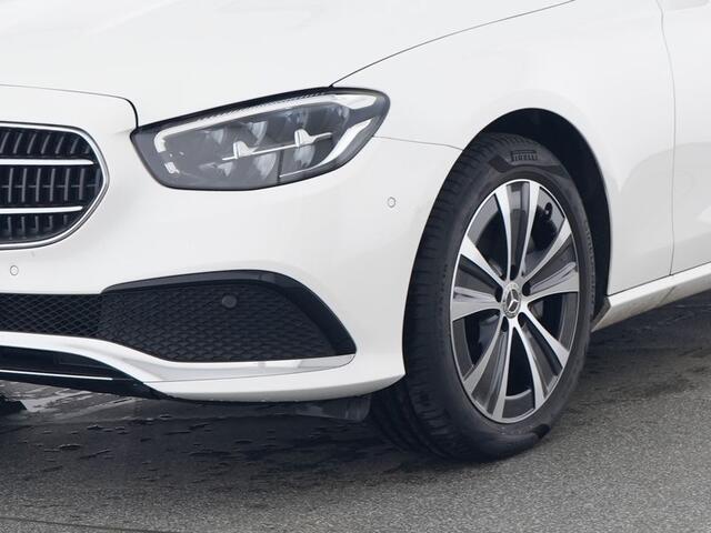 Mercedes-Benz E-estate 300 e Plug-In Hybride | Panorama Schuif-Kanteldak | Dodehoek Assist | 360° camera | Memory voorstoelen | Sfeerverlichting. Inclusief 24 maanden MB Certified garantie voor Europa.