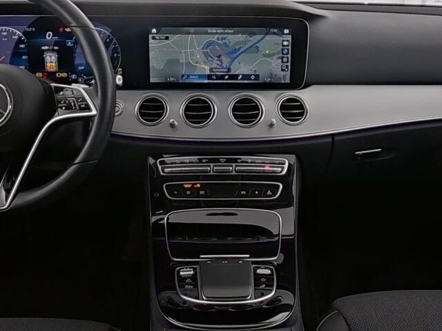 Mercedes-Benz E-estate 300 e Plug-In Hybride | Panorama Schuif-Kanteldak | Dodehoek Assist | 360° camera | Memory voorstoelen | Sfeerverlichting. Inclusief 24 maanden MB Certified garantie voor Europa.