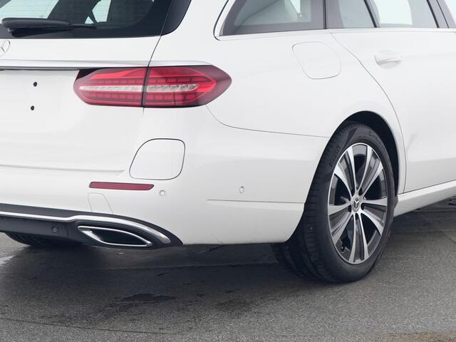 Mercedes-Benz E-estate 300 e Plug-In Hybride | Panorama Schuif-Kanteldak | Dodehoek Assist | 360° camera | Memory voorstoelen | Sfeerverlichting. Inclusief 24 maanden MB Certified garantie voor Europa.