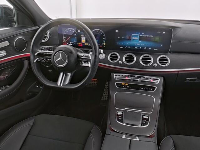 Mercedes-Benz E-estate 300 e AMG Plug-In Hybride AMG Line | Night Pakket | Trekhaak | Schuif-Kanteldak | Memory voorstoelen | Sfeerverlichting. Inclusief 24 maanden MB Certified garantie voor Europa.