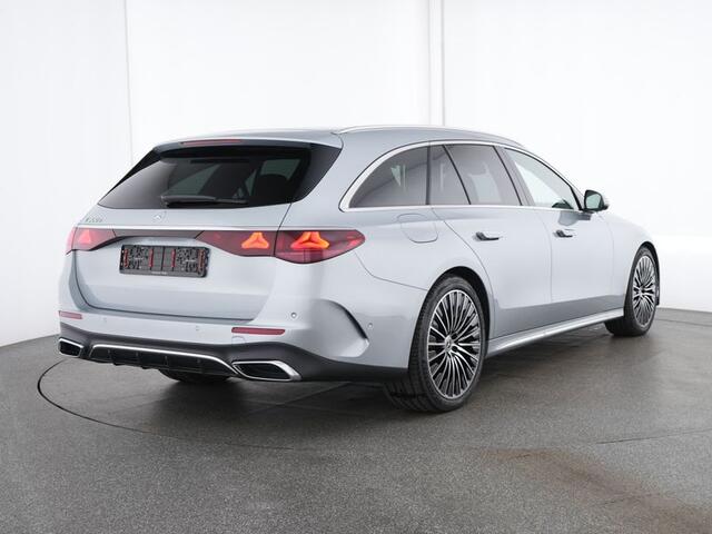 Mercedes-Benz E-estate 300 e AMG Plug-In Hybride AMG Line | Panorama Schuif-Kanteldak | MBUX Superscreen | 20 Inch AMG Velgen | Trekhaak | Distronic | Verlichte Grill. Inclusief 24 maanden MB Certified garantie voor Europa.
