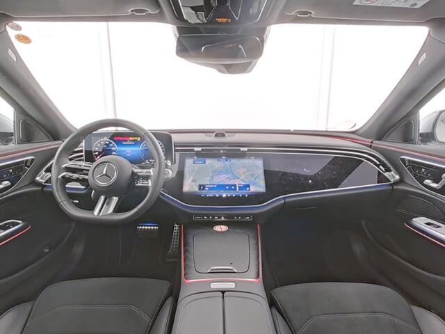Mercedes-Benz E-estate 300 e AMG Plug-In Hybride AMG Line | Panorama Schuif-Kanteldak | MBUX Superscreen | 20 Inch AMG Velgen | Trekhaak | Distronic | Verlichte Grill. Inclusief 24 maanden MB Certified garantie voor Europa.