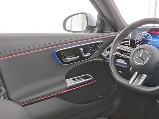 Mercedes-Benz E-estate 300 e AMG Plug-In Hybride AMG Line | Panorama Schuif-Kanteldak | MBUX Superscreen | 20 Inch AMG Velgen | Trekhaak | Distronic | Verlichte Grill. Inclusief 24 maanden MB Certified garantie voor Europa.