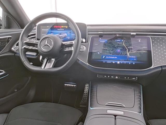 Mercedes-Benz E-estate 300 e AMG Plug-In Hybride | AMG Line Advanced Plus | Night Pakket | Panorama Schuif-Kanteldak | Head-up-Display | Memory Voorstoelen. Inclusief 24 maanden Mercedes-Benz Certified garantie voor Europa.