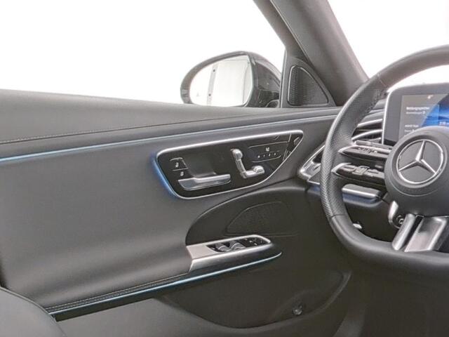 Mercedes-Benz E-estate 300 e AMG Plug-In Hybride | AMG Line Advanced Plus | Night Pakket | Panorama Schuif-Kanteldak | Head-up-Display | Memory Voorstoelen. Inclusief 24 maanden Mercedes-Benz Certified garantie voor Europa.