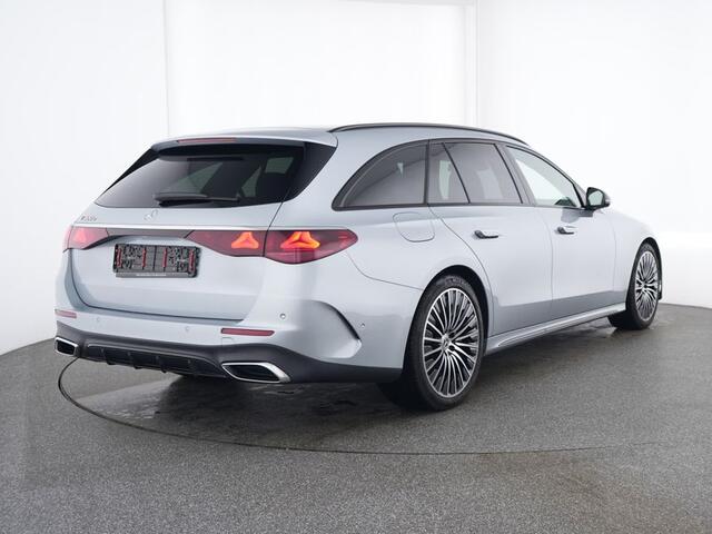 Mercedes-Benz E-estate 300 e AMG Plug-In Hybride AMG Line | Night Pakket | Panorama Schuif-Kanteldak | MBUX Superscreen | Trekhaak | 20 Inch AMG Velgen. Inclusief 24 maanden MB Certified garantie voor Europa.
