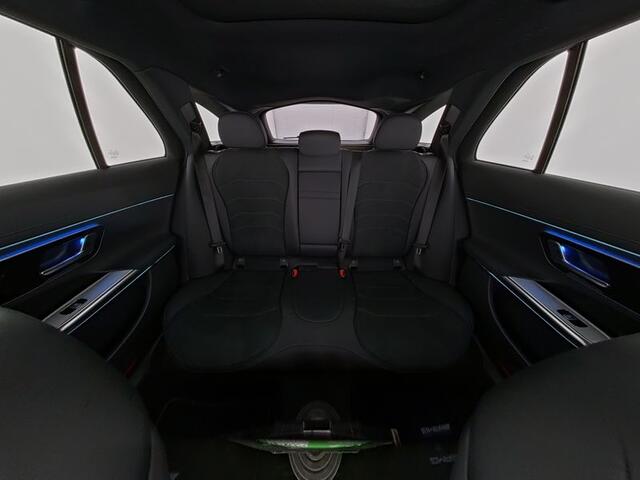 Mercedes-Benz E-estate 300 e AMG Plug-In Hybride AMG Line | Night Pakket | Panorama Schuif-Kanteldak | MBUX Superscreen | Trekhaak | 20 Inch AMG Velgen. Inclusief 24 maanden MB Certified garantie voor Europa.