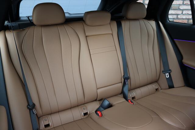 Mercedes-Benz E-estate 300 e AMG Line Aut9 | Distronic | Trekhaak | Digital Light | Verwarmd Stuurwiel | | Keyless Go | Leder | Surround Camera | Nightpakket | Achterbank Verwarmd |