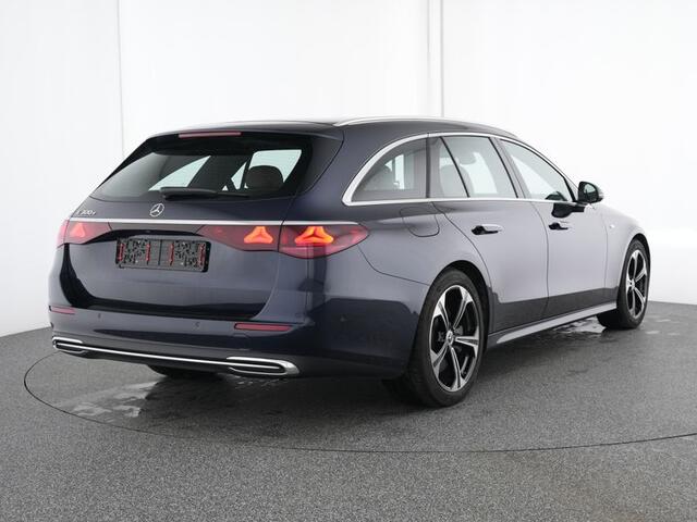 Mercedes-Benz E-estate 300 e Luxury Plug-In Hybride Trekhaak | Ledkoplampen | Distronic | Memory Voorstoelen | Zwarte Hemel | Stuur en Stoelverwarming. Inclusief 24 maanden Mercedes-Benz Certified garantie voor Europa.