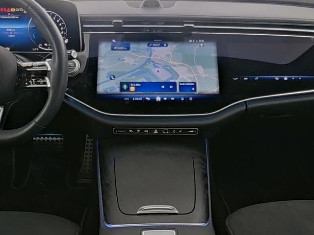 Mercedes-Benz E-estate 300 e AMG Line AMG Line | Night Pakket | Panorama Schuif-Kanteldak | MBUX Superscreen | 20 Inch AMG Velgen | Trekhaak \ Memory Pakket Voorstoelen. Inclusief 24 maanden Mercedes-Benz Certified garantie voor Europa.