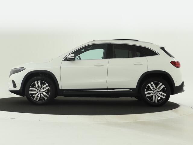 Mercedes-Benz EQA 250+ Business Line 71 kWh | Trekhaak | Parkeerpakket met achteruitrijcamera | EASY PACK achterklep | Extra USB-poorten | Sfeerverlichting | Dodehoekassistent | Verwarmde stoelen vooraan |