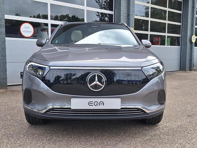 Mercedes-Benz EQA 250+ Luxury Line | Beige Interieur | Panoramadak | Trekhaak | Privacy Glas Achter | Sierdelen Lindehout Zwart | Dodehoekassistent | Apple CarPlay | Android Auto | Sfeerverlichting | Stoelverwarming | Elektrisch Inklapbare Buitenspiegels | Showmodel