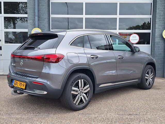 Mercedes-Benz EQA 250+ Luxury Line | Beige Interieur | Panoramadak | Trekhaak | Privacy Glas Achter | Sierdelen Lindehout Zwart | Dodehoekassistent | Apple CarPlay | Android Auto | Sfeerverlichting | Stoelverwarming | Elektrisch Inklapbare Buitenspiegels | Showmodel