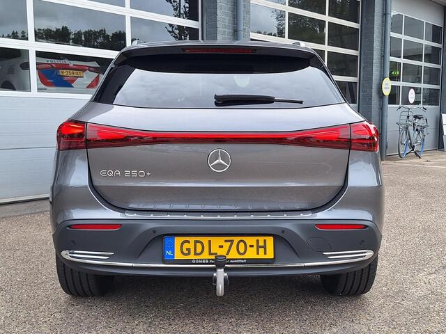 Mercedes-Benz EQA 250+ Luxury Line | Beige Interieur | Panoramadak | Trekhaak | Privacy Glas Achter | Sierdelen Lindehout Zwart | Dodehoekassistent | Apple CarPlay | Android Auto | Sfeerverlichting | Stoelverwarming | Elektrisch Inklapbare Buitenspiegels | Showmodel