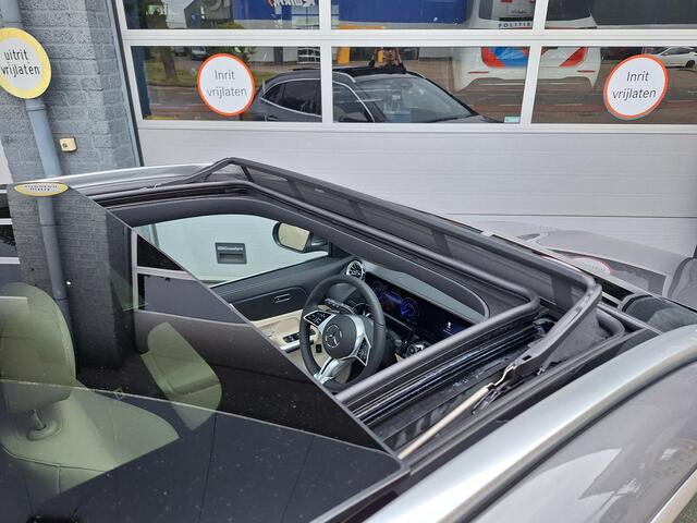 Mercedes-Benz EQA 250+ Luxury Line | Beige Interieur | Panoramadak | Trekhaak | Privacy Glas Achter | Sierdelen Lindehout Zwart | Dodehoekassistent | Apple CarPlay | Android Auto | Sfeerverlichting | Stoelverwarming | Elektrisch Inklapbare Buitenspiegels | Showmodel