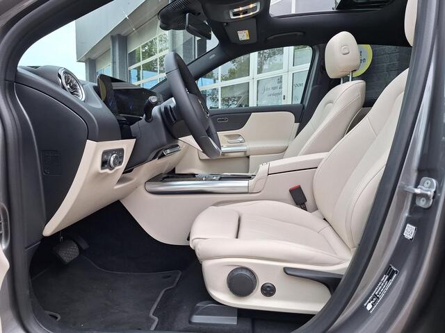 Mercedes-Benz EQA 250+ Luxury Line | Beige Interieur | Panoramadak | Trekhaak | Privacy Glas Achter | Sierdelen Lindehout Zwart | Dodehoekassistent | Apple CarPlay | Android Auto | Sfeerverlichting | Stoelverwarming | Elektrisch Inklapbare Buitenspiegels | Showmodel