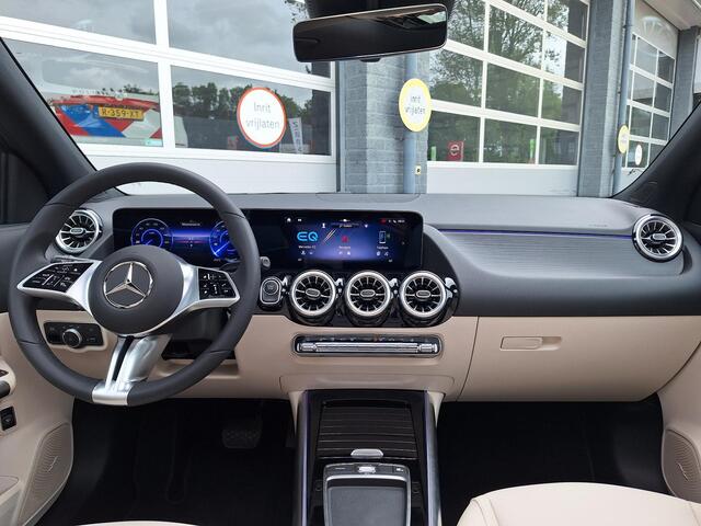 Mercedes-Benz EQA 250+ Luxury Line | Beige Interieur | Panoramadak | Trekhaak | Privacy Glas Achter | Sierdelen Lindehout Zwart | Dodehoekassistent | Apple CarPlay | Android Auto | Sfeerverlichting | Stoelverwarming | Elektrisch Inklapbare Buitenspiegels | Showmodel