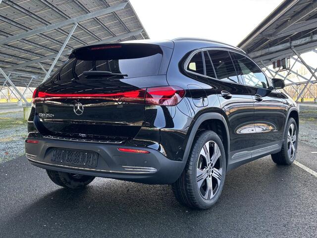 Mercedes-Benz EQA 250+ Luxury Line 71 kWh | Panoramadak | Sfeerverlichting | Trekhaak | Parkeercamera | Stoelverwarming |