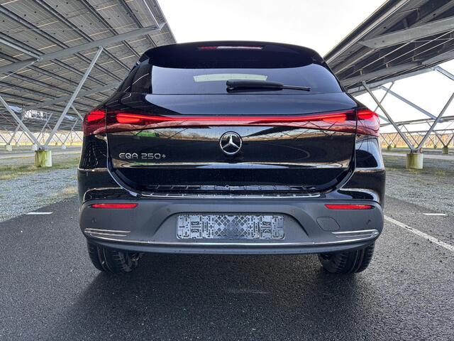 Mercedes-Benz EQA 250+ Luxury Line 71 kWh | Panoramadak | Sfeerverlichting | Trekhaak | Parkeercamera | Stoelverwarming |