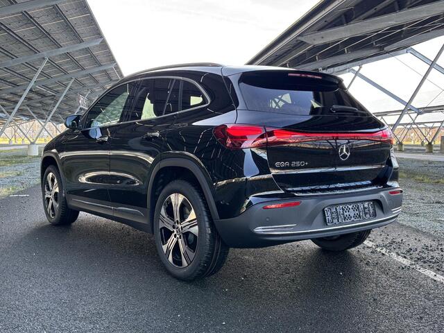 Mercedes-Benz EQA 250+ Luxury Line 71 kWh | Panoramadak | Sfeerverlichting | Trekhaak | Parkeercamera | Stoelverwarming |