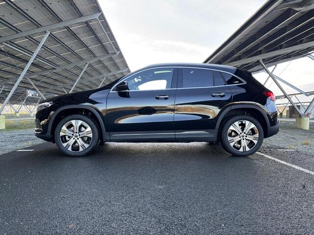 Mercedes-Benz EQA 250+ Luxury Line 71 kWh | Panoramadak | Sfeerverlichting | Trekhaak | Parkeercamera | Stoelverwarming |