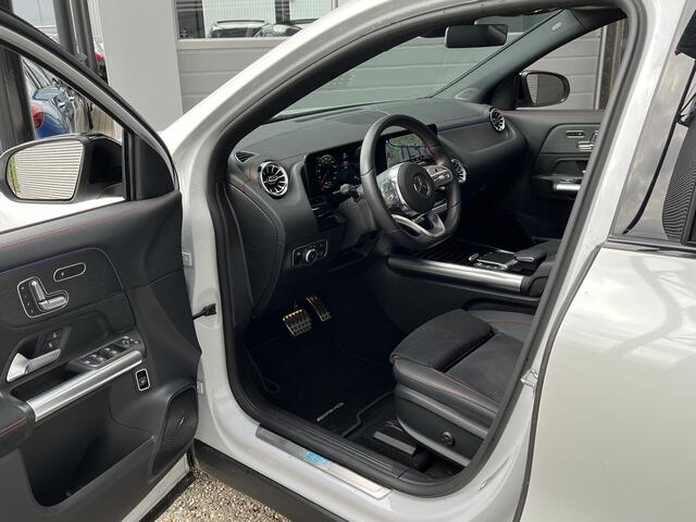 Mercedes-Benz EQA 250 | Panoramadak | AMG Line | Premium Pakket | Night Pakket | Panoramadak | Trekhaak | Elektrisch Verstelbare Voorstoelen + Memory | Dodehoekassistent | Advanced Sound System | Apple CarPlay | Android Auto | Alarm | Sfeerverlichting | Showmodel
