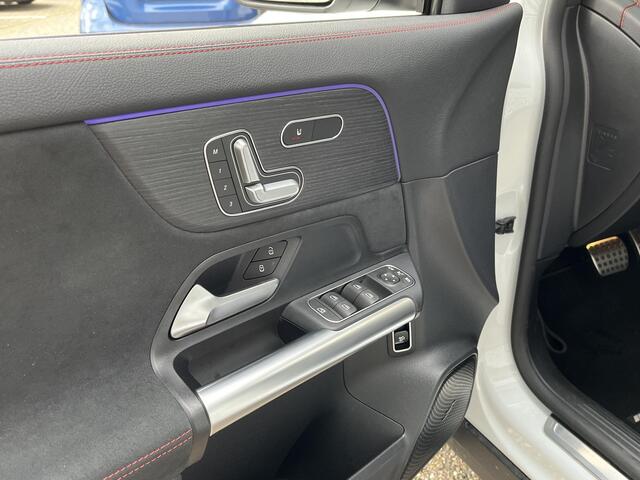 Mercedes-Benz EQA 250 | Panoramadak | AMG Line | Premium Pakket | Night Pakket | Panoramadak | Trekhaak | Elektrisch Verstelbare Voorstoelen + Memory | Dodehoekassistent | Advanced Sound System | Apple CarPlay | Android Auto | Alarm | Sfeerverlichting | Showmodel