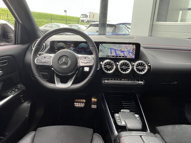 Mercedes-Benz EQA 250 | Panoramadak | AMG Line | Premium Pakket | Night Pakket | Panoramadak | Trekhaak | Elektrisch Verstelbare Voorstoelen + Memory | Dodehoekassistent | Advanced Sound System | Apple CarPlay | Android Auto | Alarm | Sfeerverlichting | Showmodel