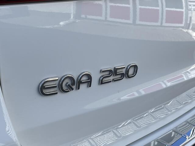 Mercedes-Benz EQA 250 | Panoramadak | Trekhaak | RijAssistent