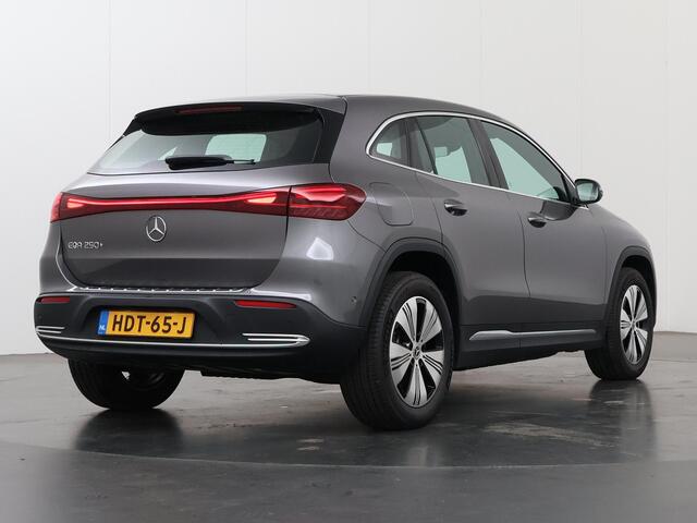 Mercedes-Benz EQA 250+ Luxury Line 71 kWh | Winter pakket | Dodehoek assistent | Apple carplay | Sfeer verlichting | Stoelverwarming | Achteruitrijcamera | Dakreling | Widescreen |