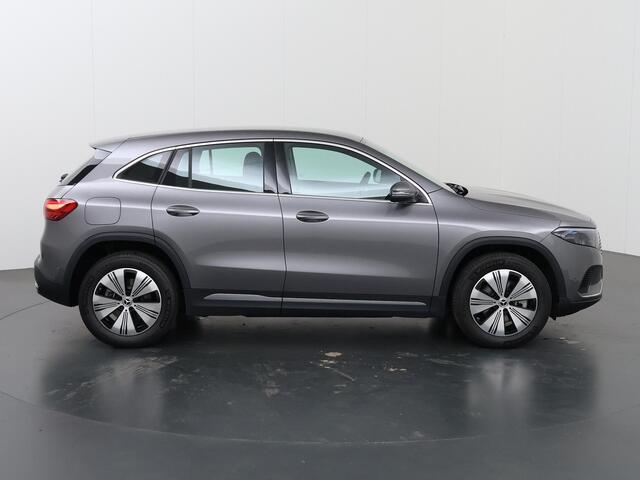 Mercedes-Benz EQA 250+ Luxury Line 71 kWh | Winter pakket | Dodehoek assistent | Apple carplay | Sfeer verlichting | Stoelverwarming | Achteruitrijcamera | Dakreling | Widescreen |