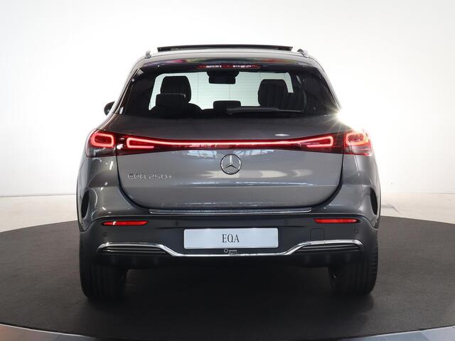 Mercedes-Benz EQA 250+ AMG Line 71 kWh | Panoramaschuifdak | Sfeerverlichting | Keyless go | 360 camera | EASYPACK-achterklep | Stoelverwarming |