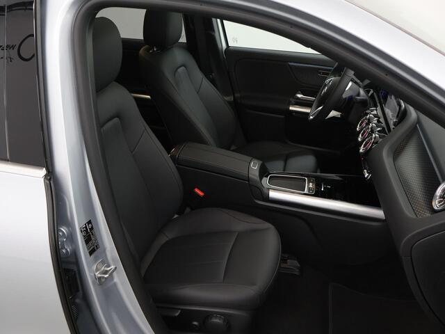 Mercedes-Benz EQA 250+ Luxury Line 71 kWh | Trekhaak | 19-Inch | Premium pakket | Panoramadak