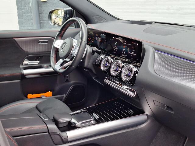 Mercedes-Benz EQA 250 AMG Line 67 kWh | Trekhaak | Night pakket | Achteruitrijcamera | Head-up Display | Dodehoekassistentie | Keyless-GO | Elektrische achterklep