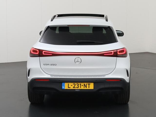 Mercedes-Benz EQA 250 Business Solution AMG 67 kWh | Night | Panoramadak | Stoelverwarming | Sfeerverlichting | Achteruitrijcamera |