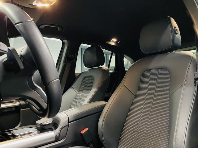 Mercedes-Benz EQA 250 // 18" Velgen // Privacy Glass // Easy pack achterklep // Dodehoekassistent // Sfeerverlichting // Apple Play // Android Auto // LED High Performance headlamps // Achteruitrijcamera