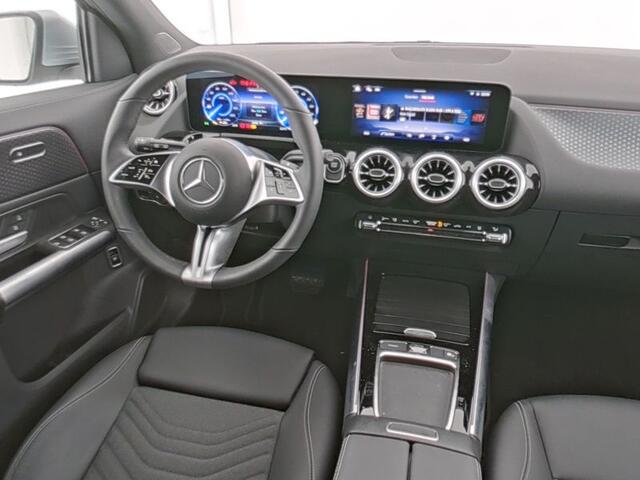 Mercedes-Benz EQA 300 4MATIC Luxury Line 67 kWh Dodehoekassistent | Sfeerverlichting | 360°-Camera | Stuur en Stoelverwarming | Verkeersbordenassistent. Inclusief 24 maanden MB Certified garantie voor Europa.